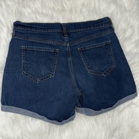 Old Navy Curvy Denim Shorts - Picture 3 of 4